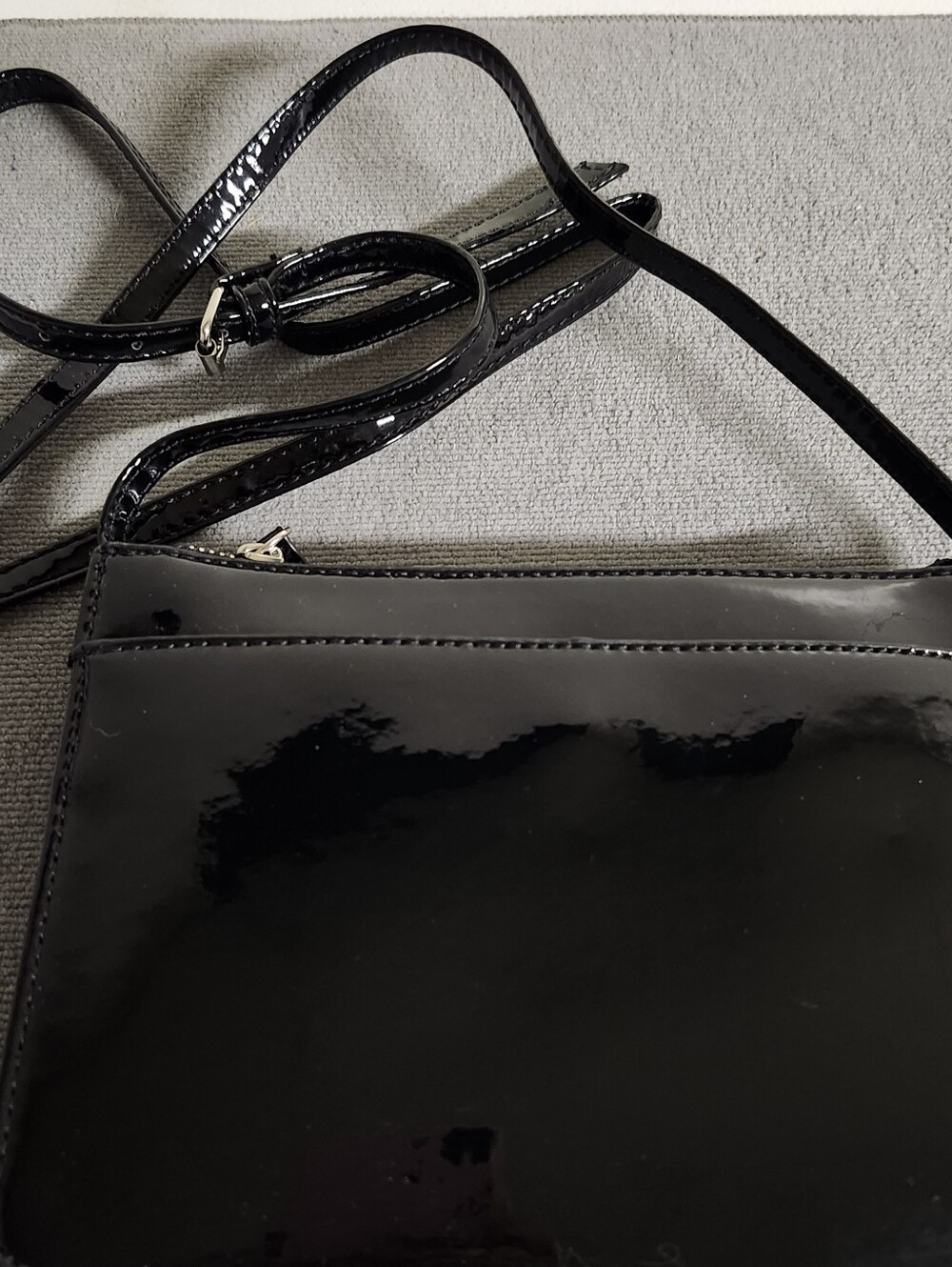 Source Unknown Black Patent Crossbody Bag with Adjustable Strap